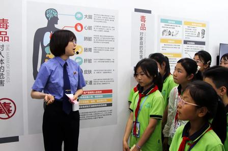 小学生普法课堂